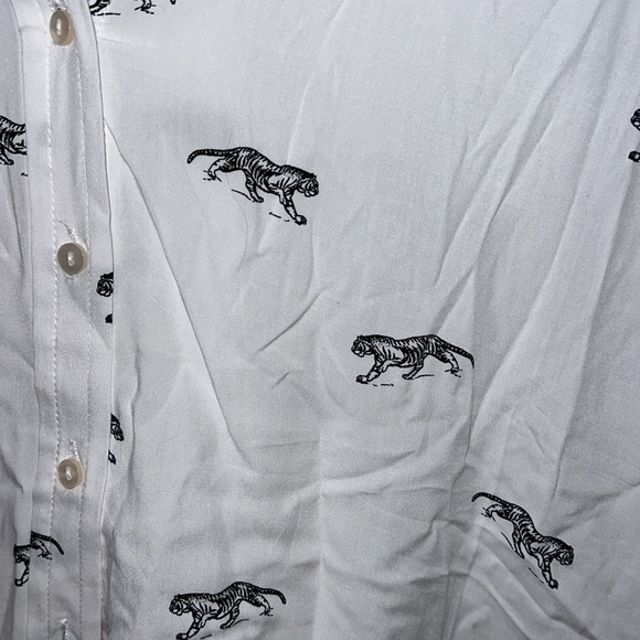 NWNT High-Low Tiger Patterned Button Down - Picture 5 of 7